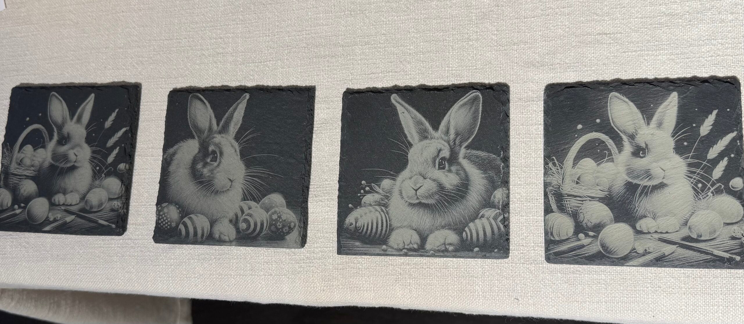 Glasunderlägg av graverat skiffer