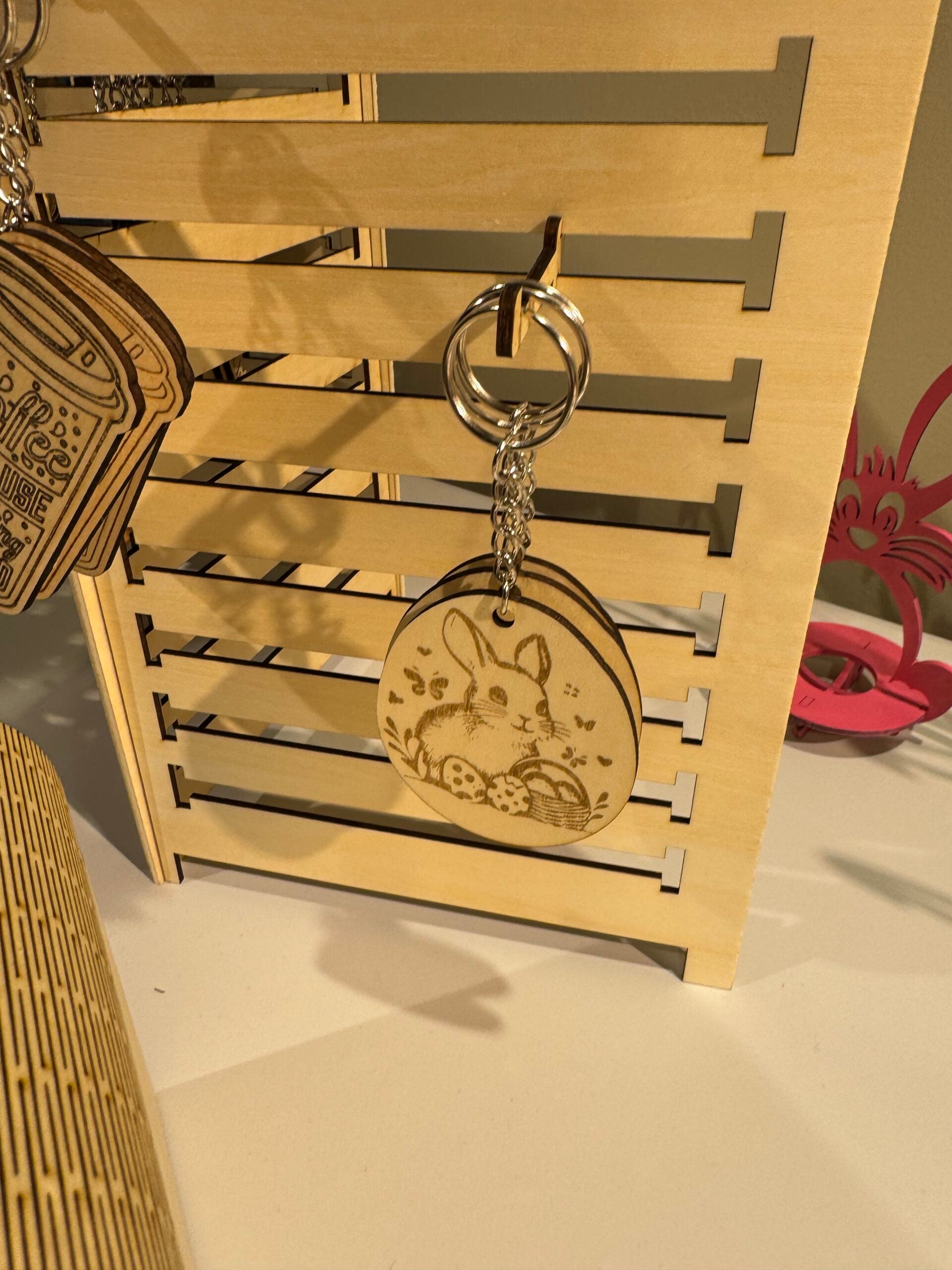 Nyckelring, graverat trä