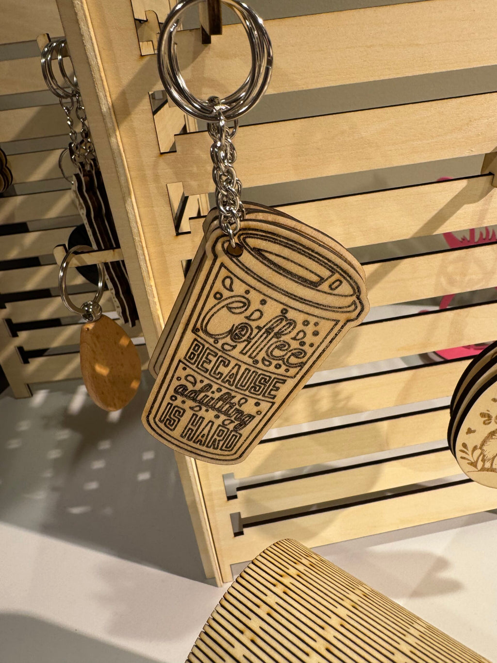 Nyckelring, graverat trä