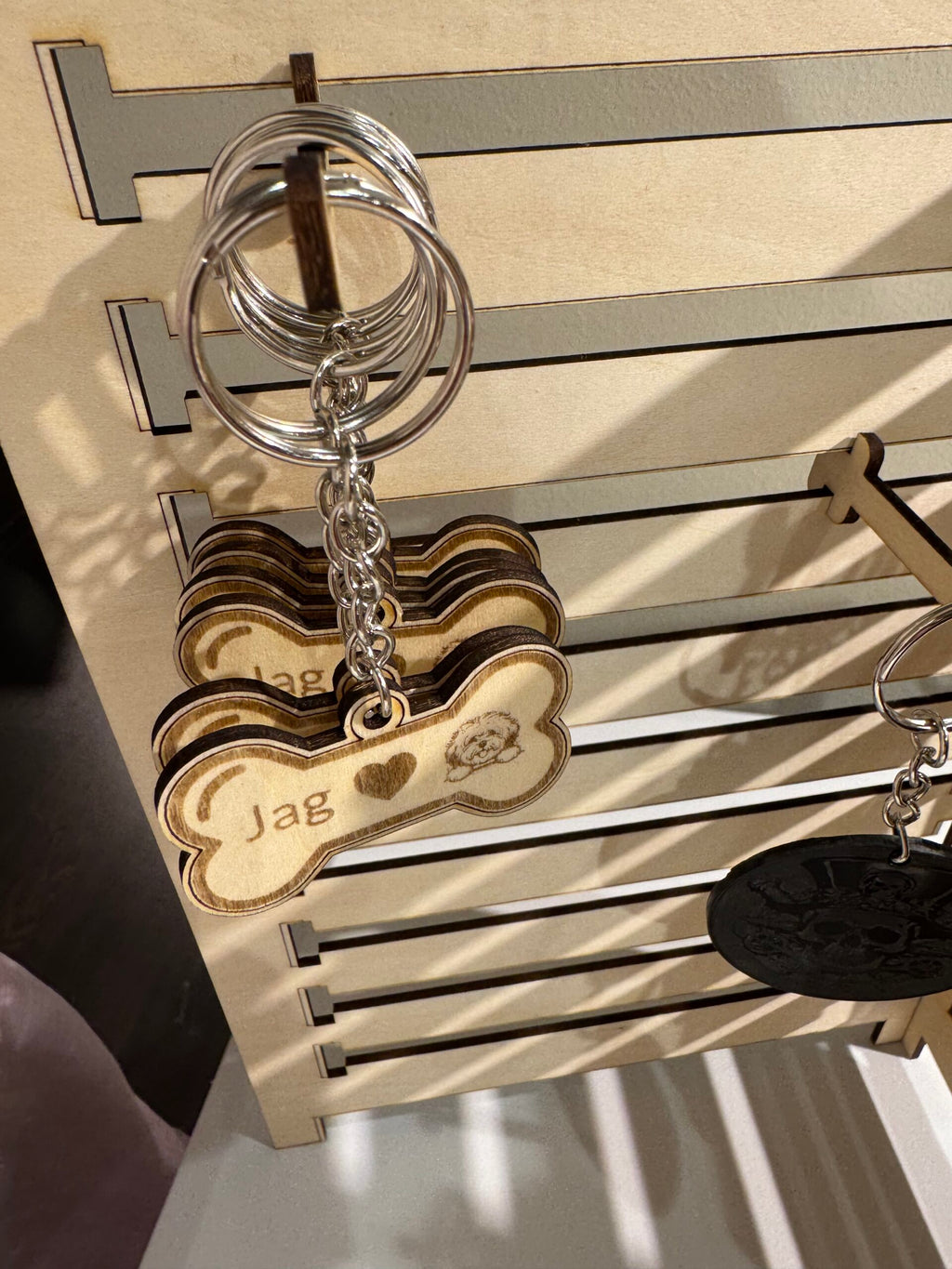 Nyckelring, graverat trä