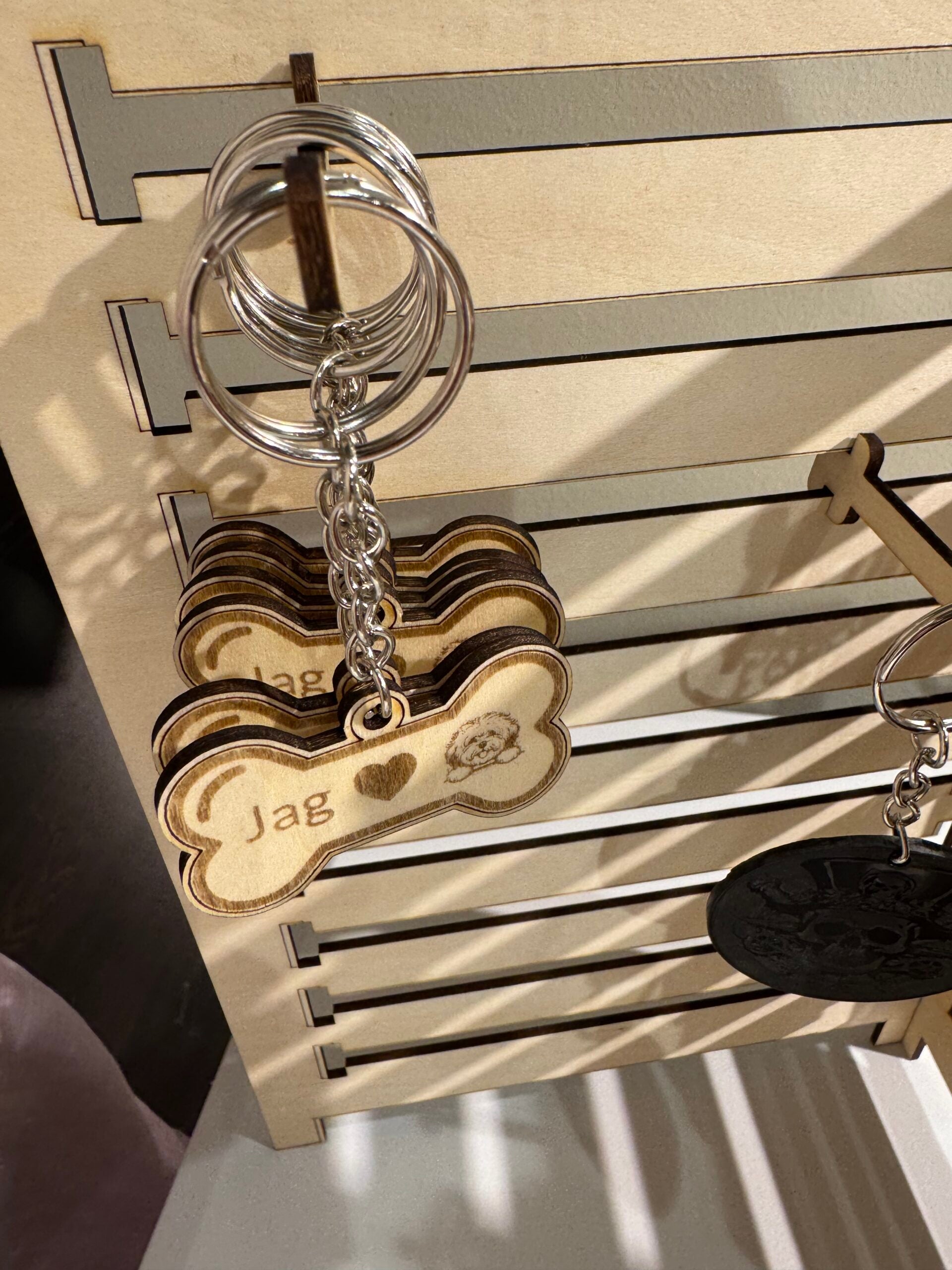 Nyckelring, graverat trä