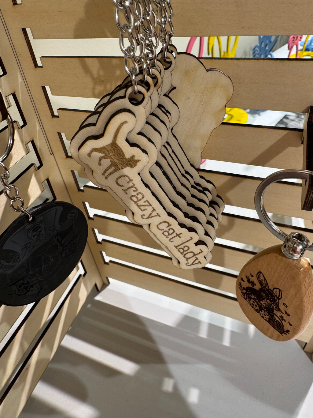 Nyckelring, graverat trä