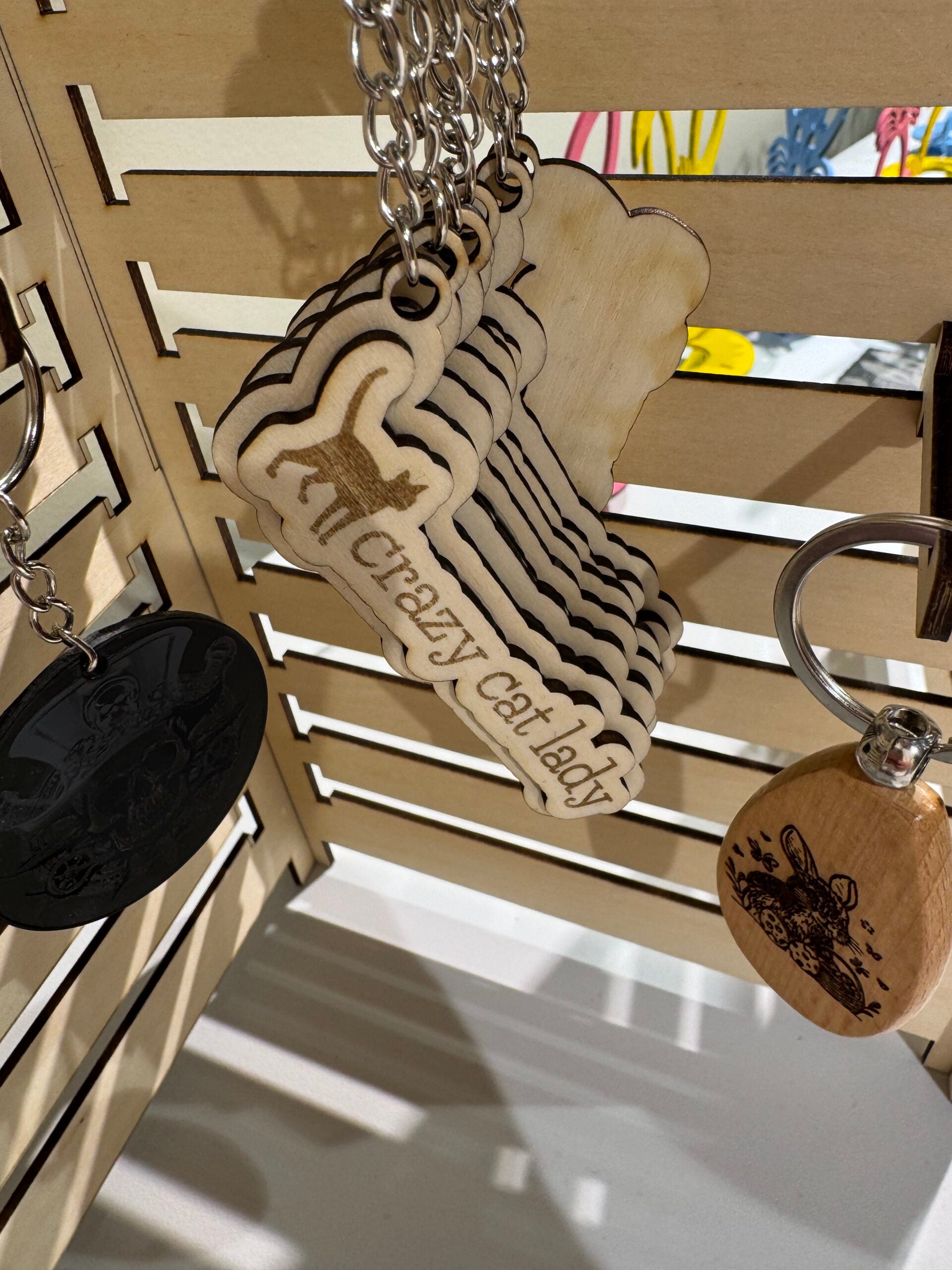 Nyckelring, graverat trä