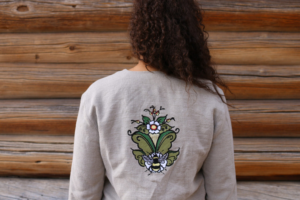 Lilja, beige linnejacka i rakmodell.