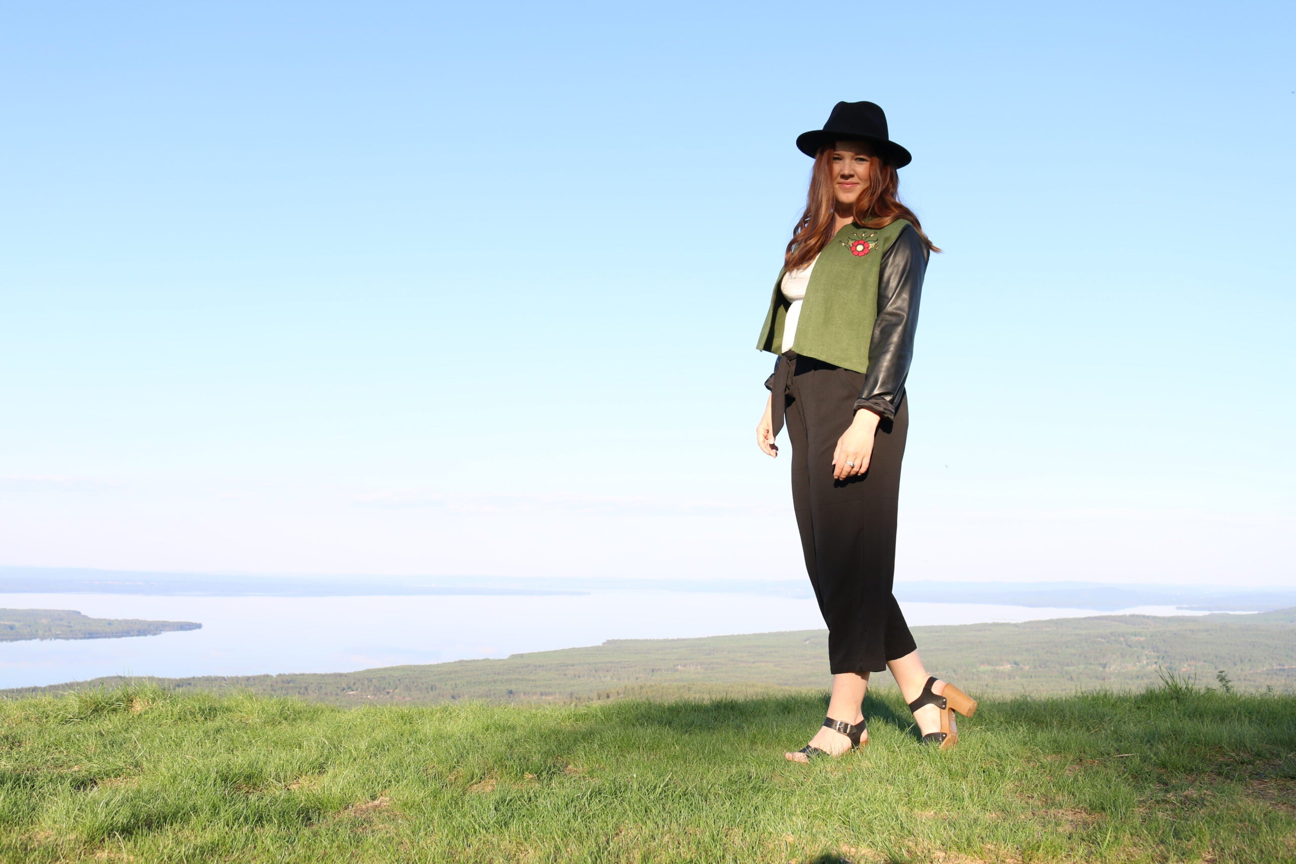 Flora, kort rak jackmodell i 100 % linnetyg med skinnärmar.