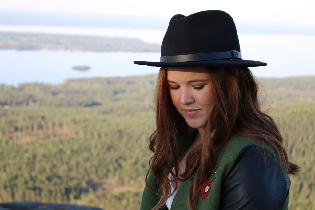 Flora, kort rak jackmodell i 100 % linnetyg med skinnärmar.