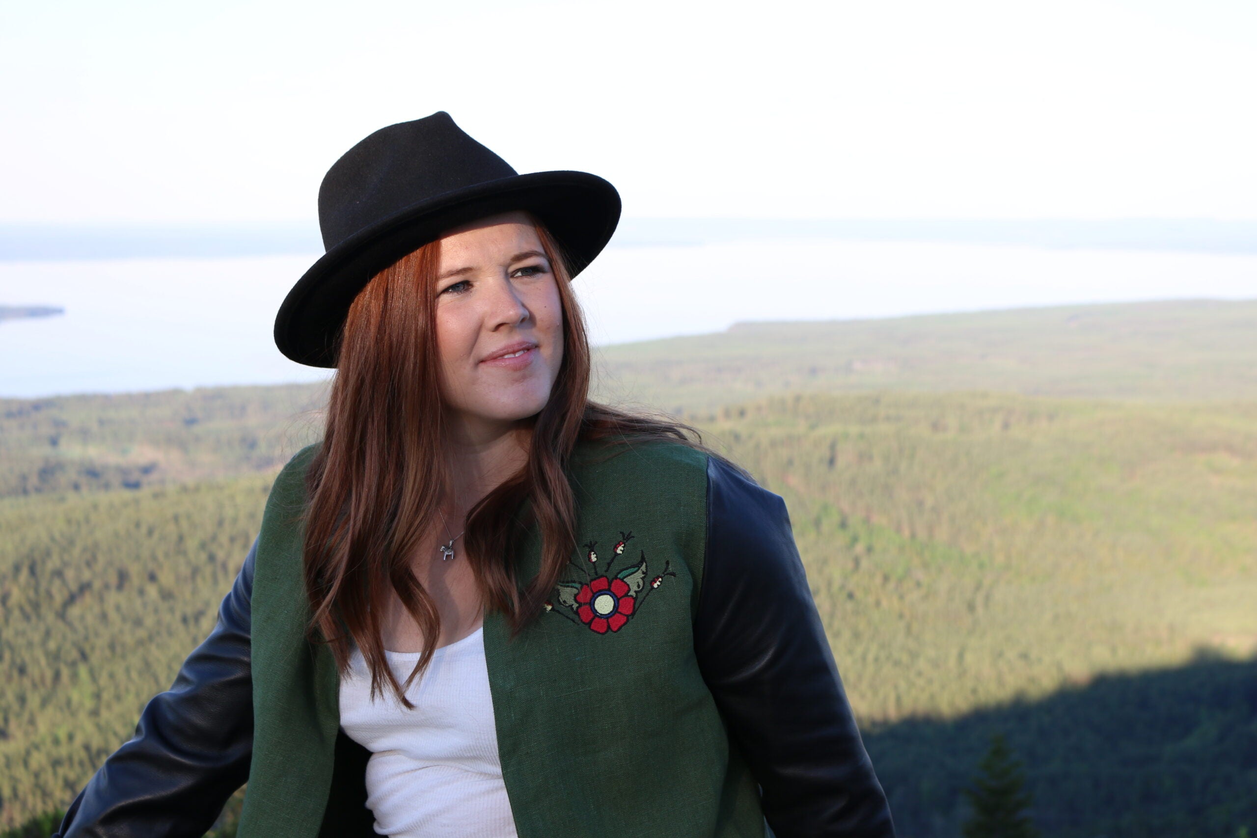 Flora, kort rak jackmodell i 100 % linnetyg med skinnärmar.