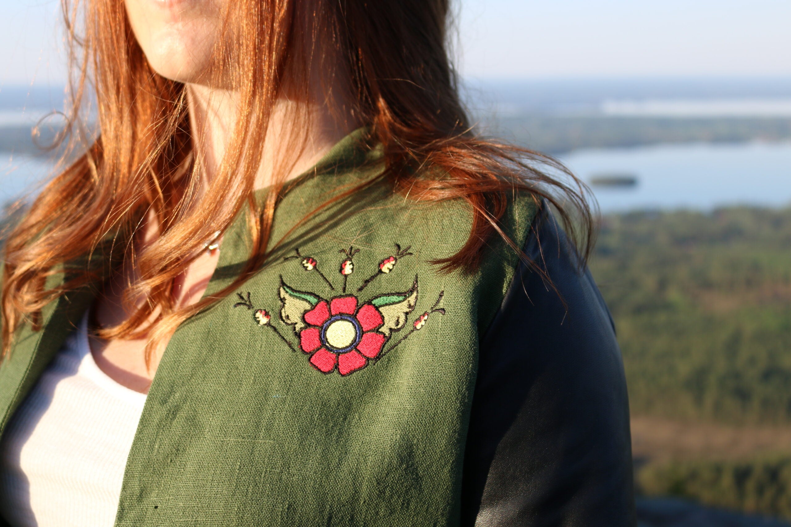 Flora, kort rak jackmodell i 100 % linnetyg med skinnärmar.