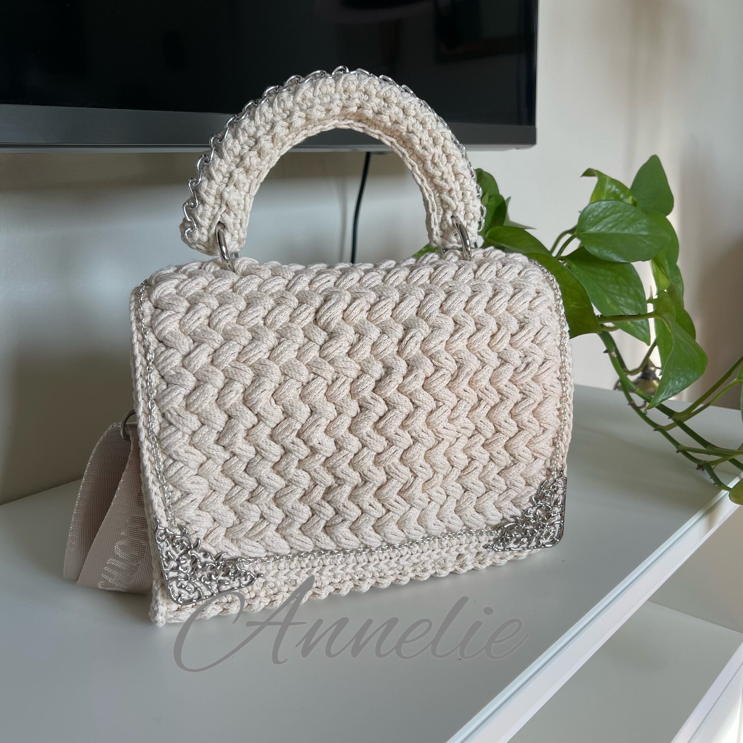 Virkad handgjord väska