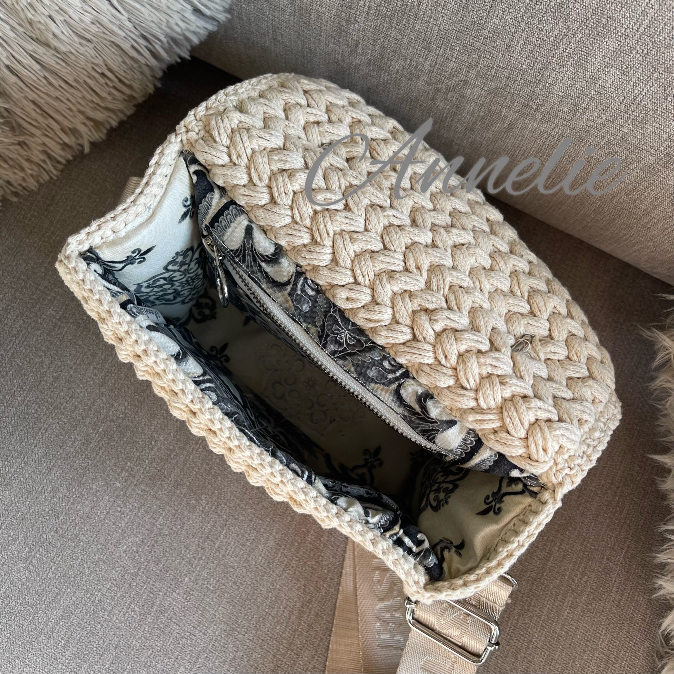 Virkad handgjord väska