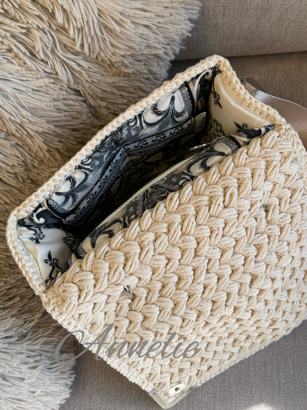 Virkad handgjord väska