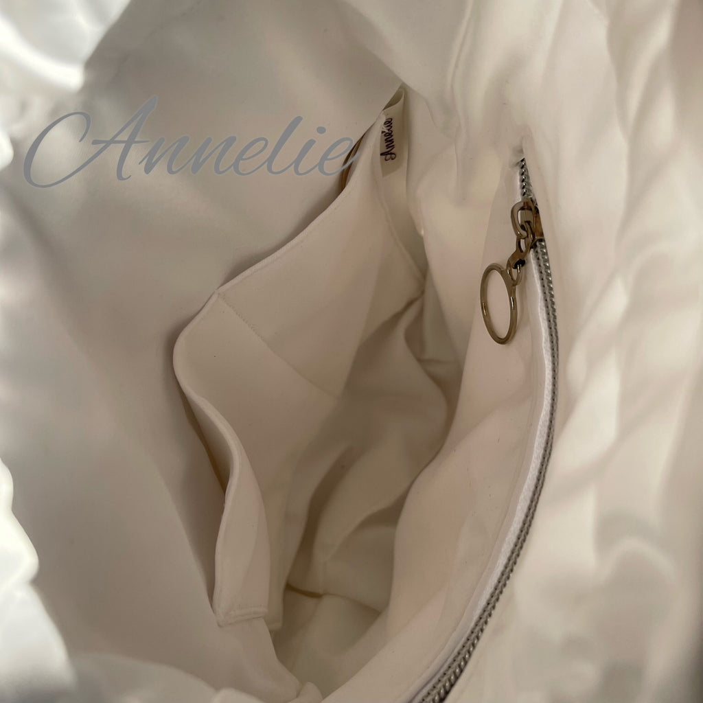 Handgjord väska av pärlor och plexiglas