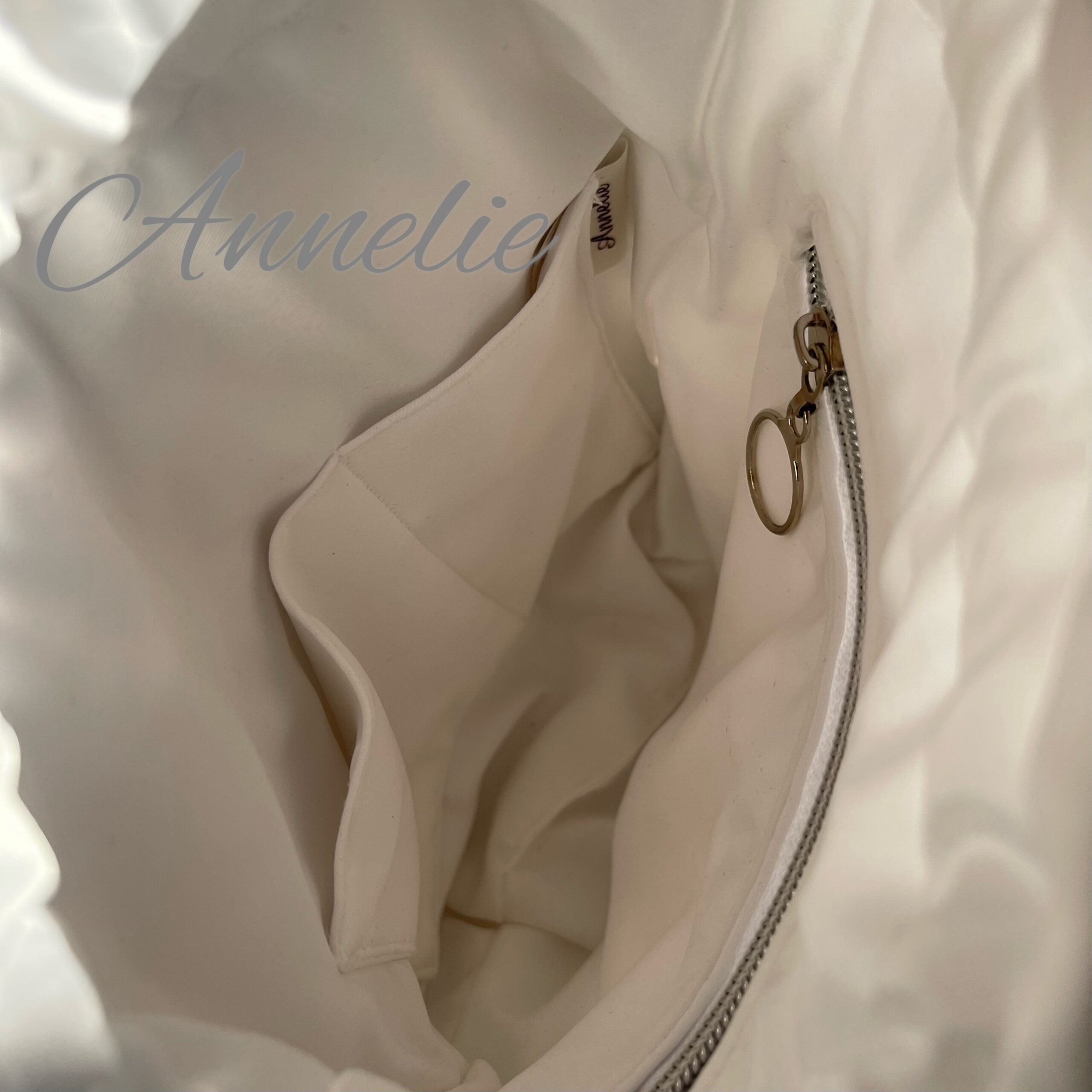 Handgjord väska av pärlor och plexiglas