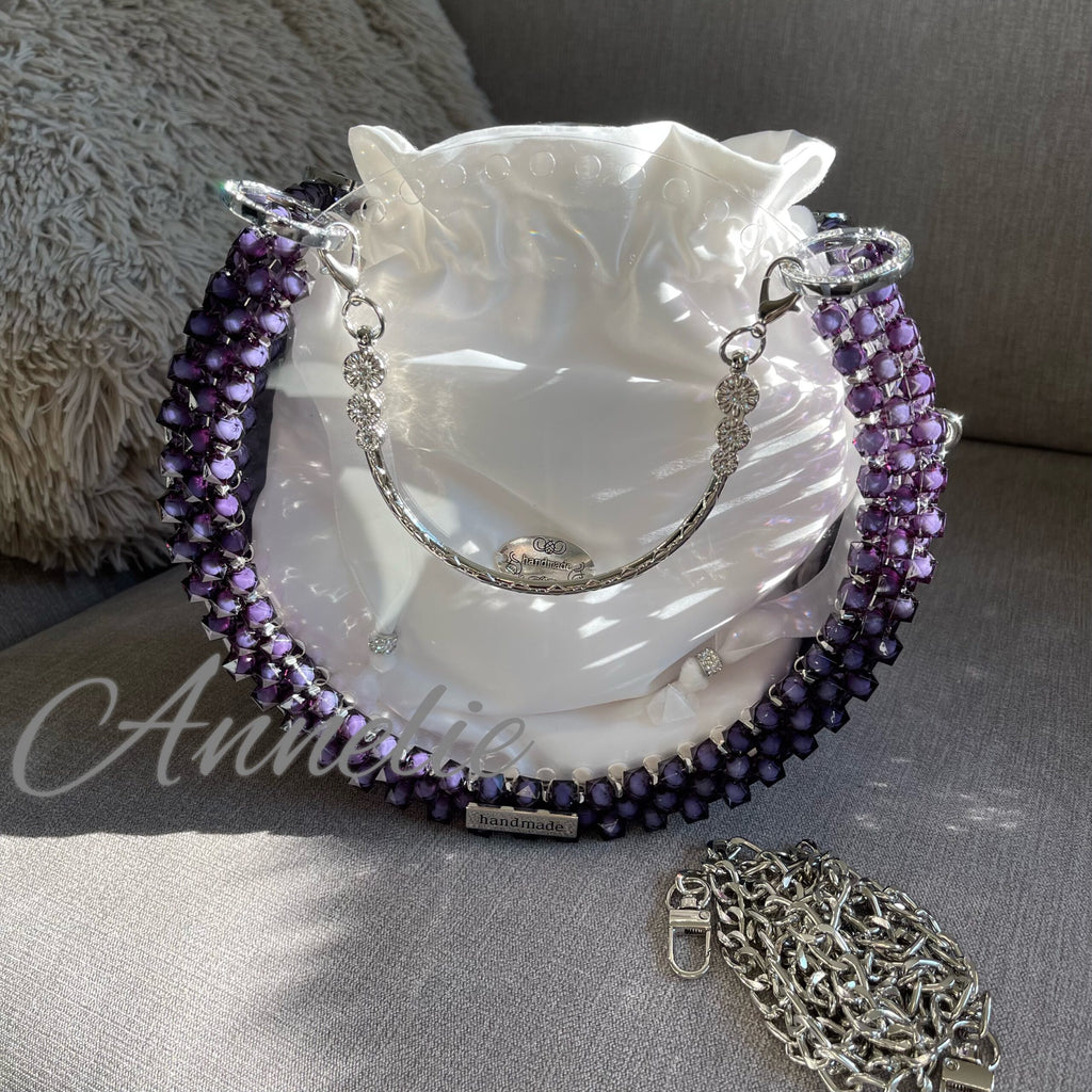 Handgjord väska av pärlor och plexiglas