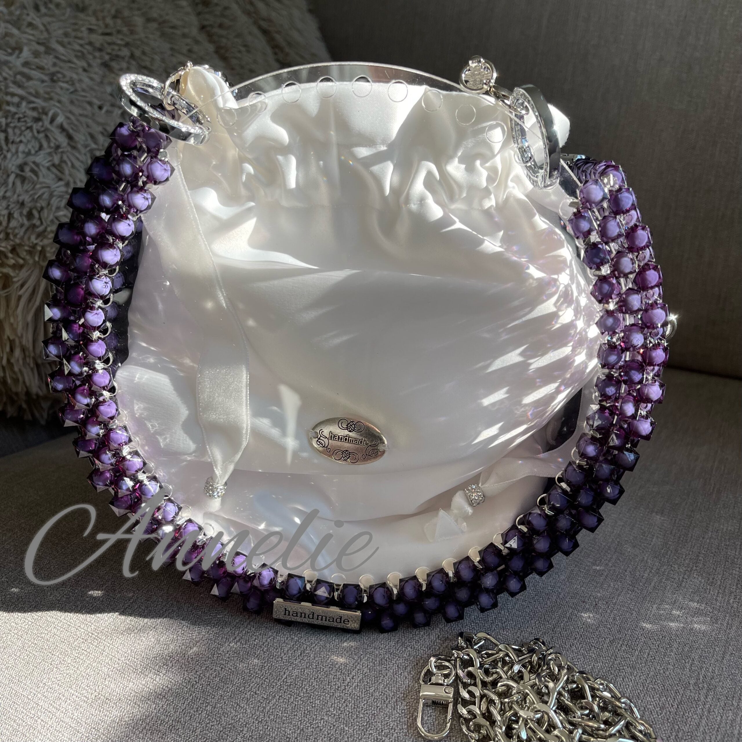 Handgjord väska av pärlor och plexiglas