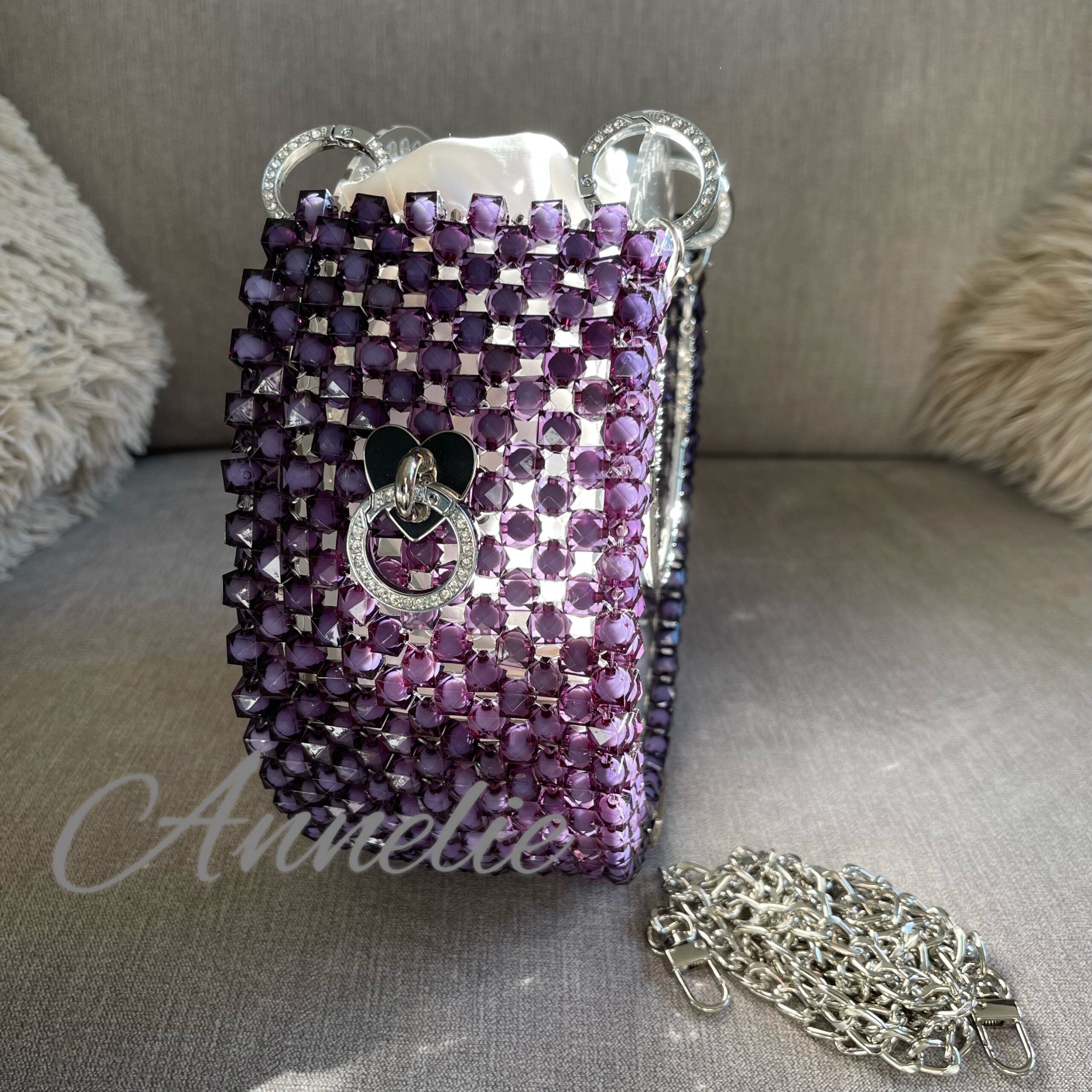 Handgjord väska av pärlor och plexiglas