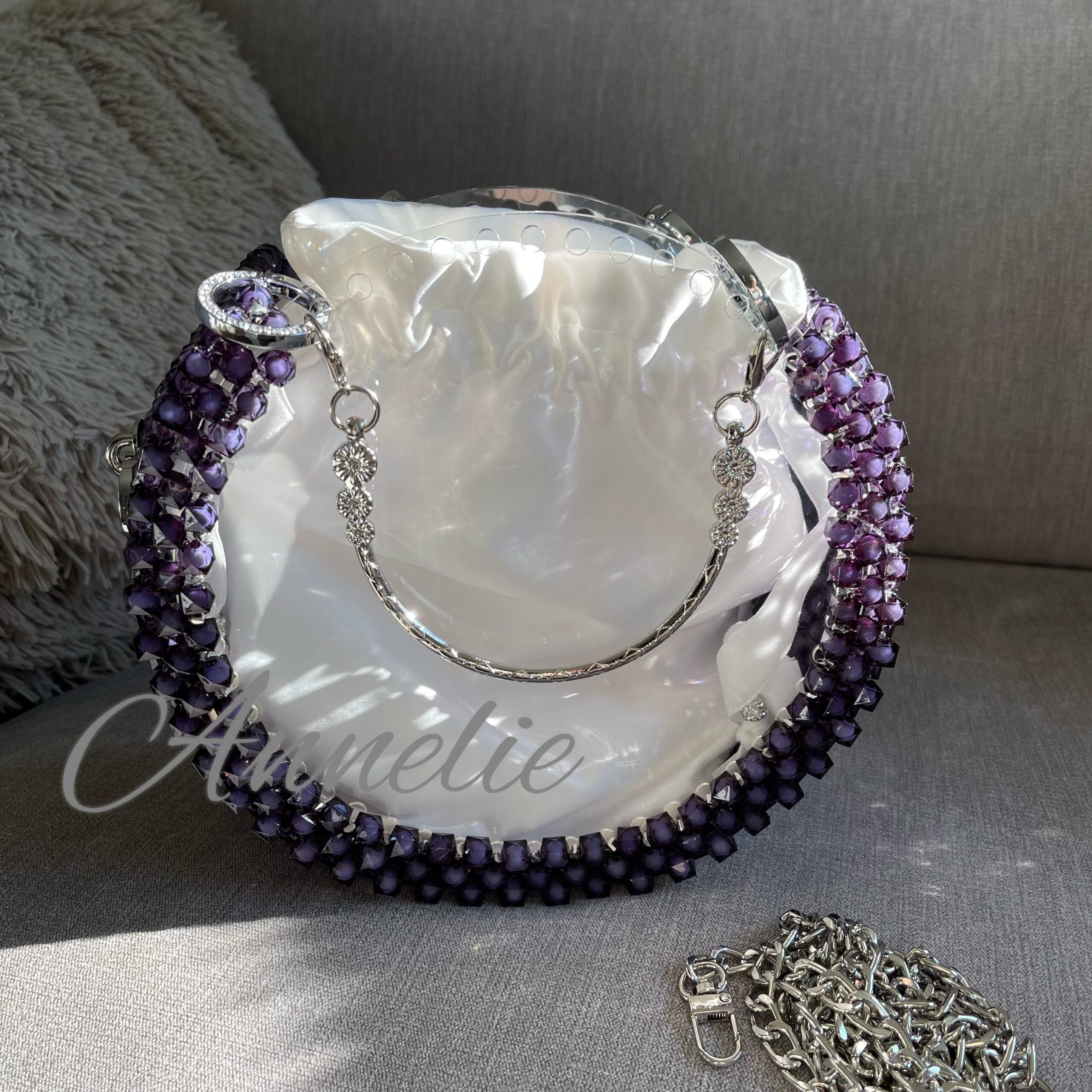 Handgjord väska av pärlor och plexiglas