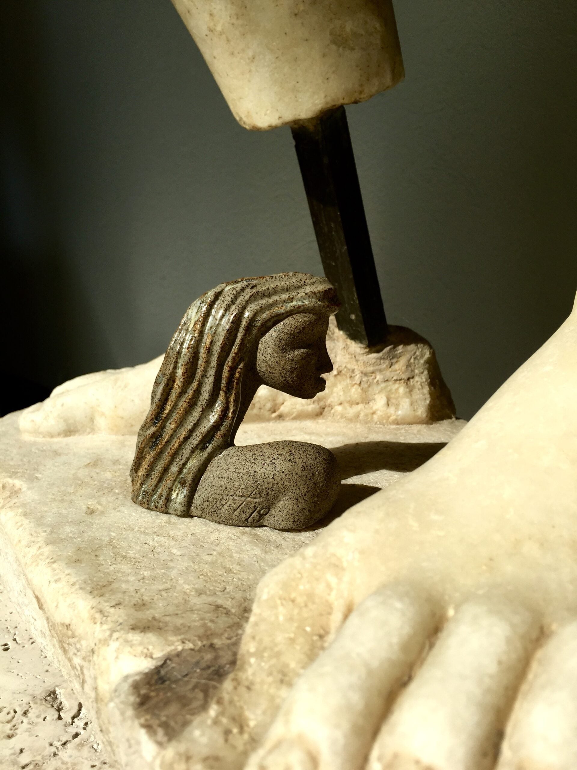 Flashes In The Night, Skulptur i grå lava, glaserad