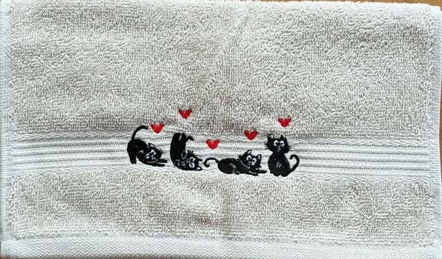 Frottéhandduk med brodyr "katter på rad"