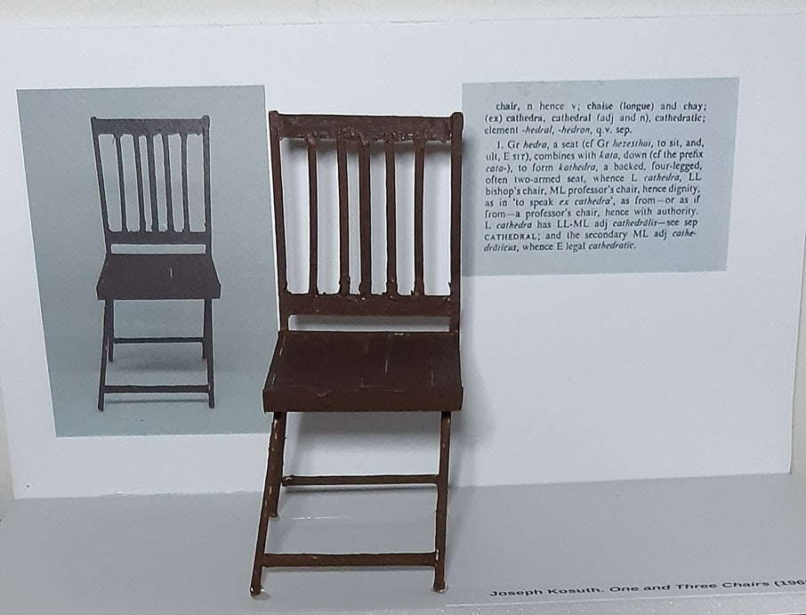 Miniatyrinstallation: One and Three Chairs