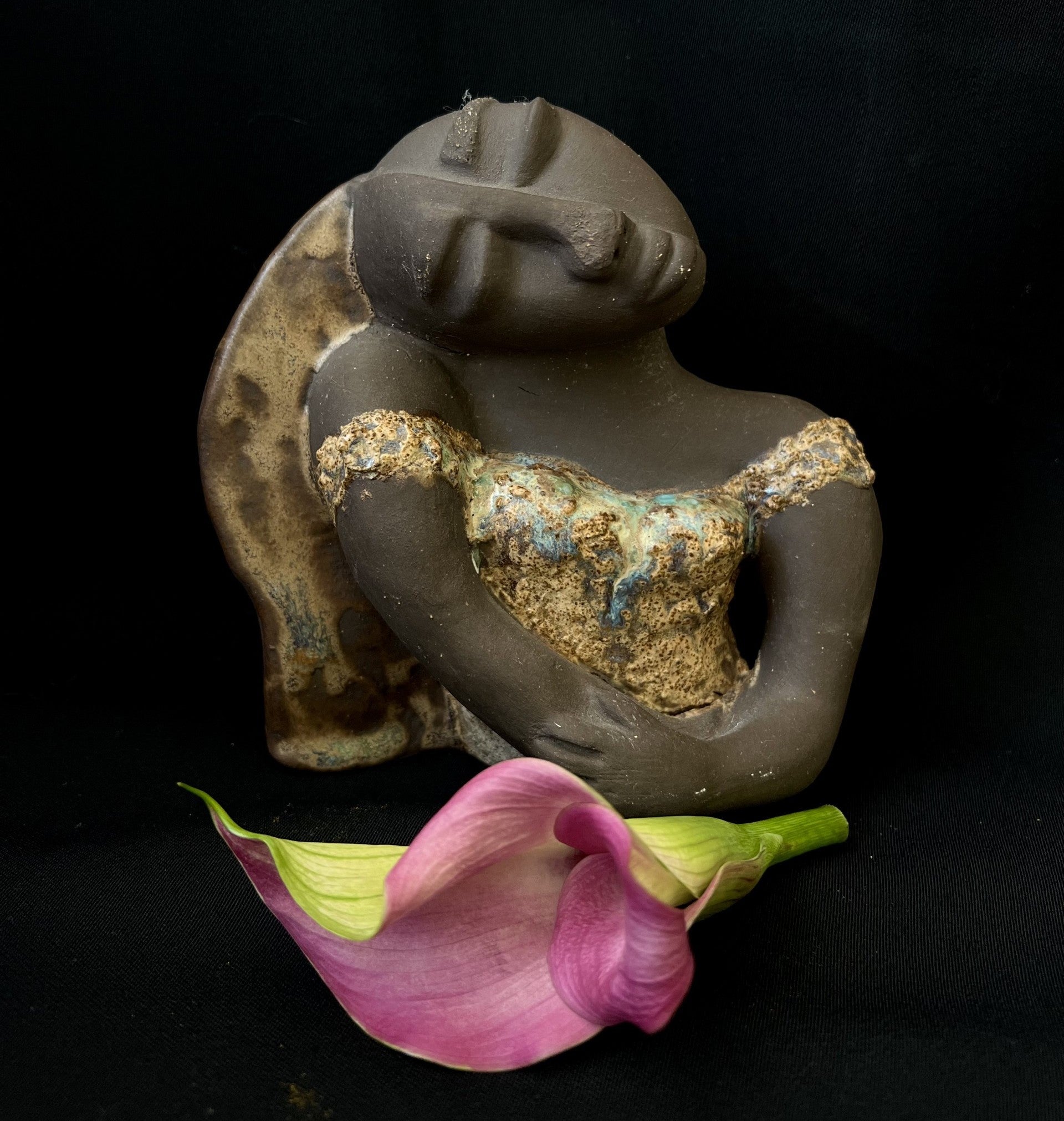 LaDoña, Skulptur i svart lava, glaserad