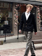 Lupin svart herrkavaj med kurbitsbrodering på axlarna.