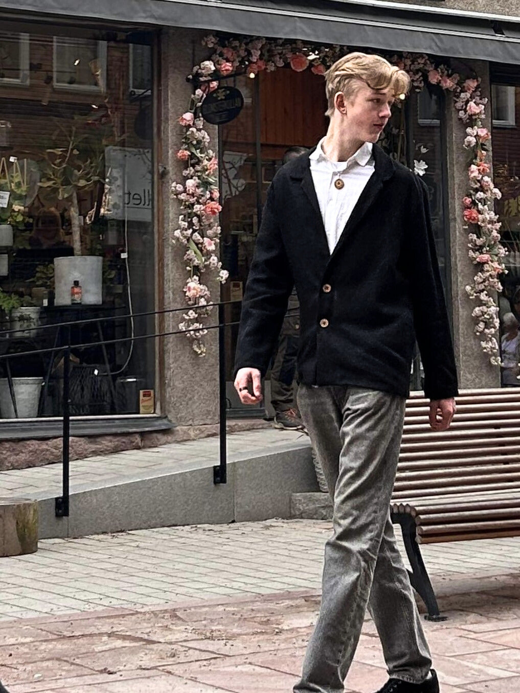 Lupin svart herrkavaj med kurbitsbrodering på axlarna.