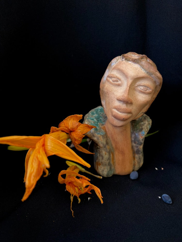 Nostalgia This sculpture reflects moments of warm memories and inner searching. It transports us to a world of nostalgia and loss, embodying the longing for what is lost and deep emotions. In its form lies the multifaceted female experience — the ability to find comfort and strength in memories. "Nostalgia" symbolizes the quest for meaning in the past and the connection to the inner self, revealing the intimate aspects of the female soul.