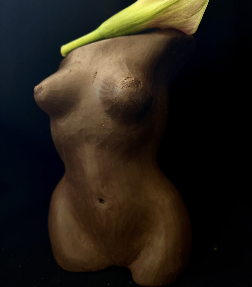 Grace, skulptur / vas i svart lera, glaserad