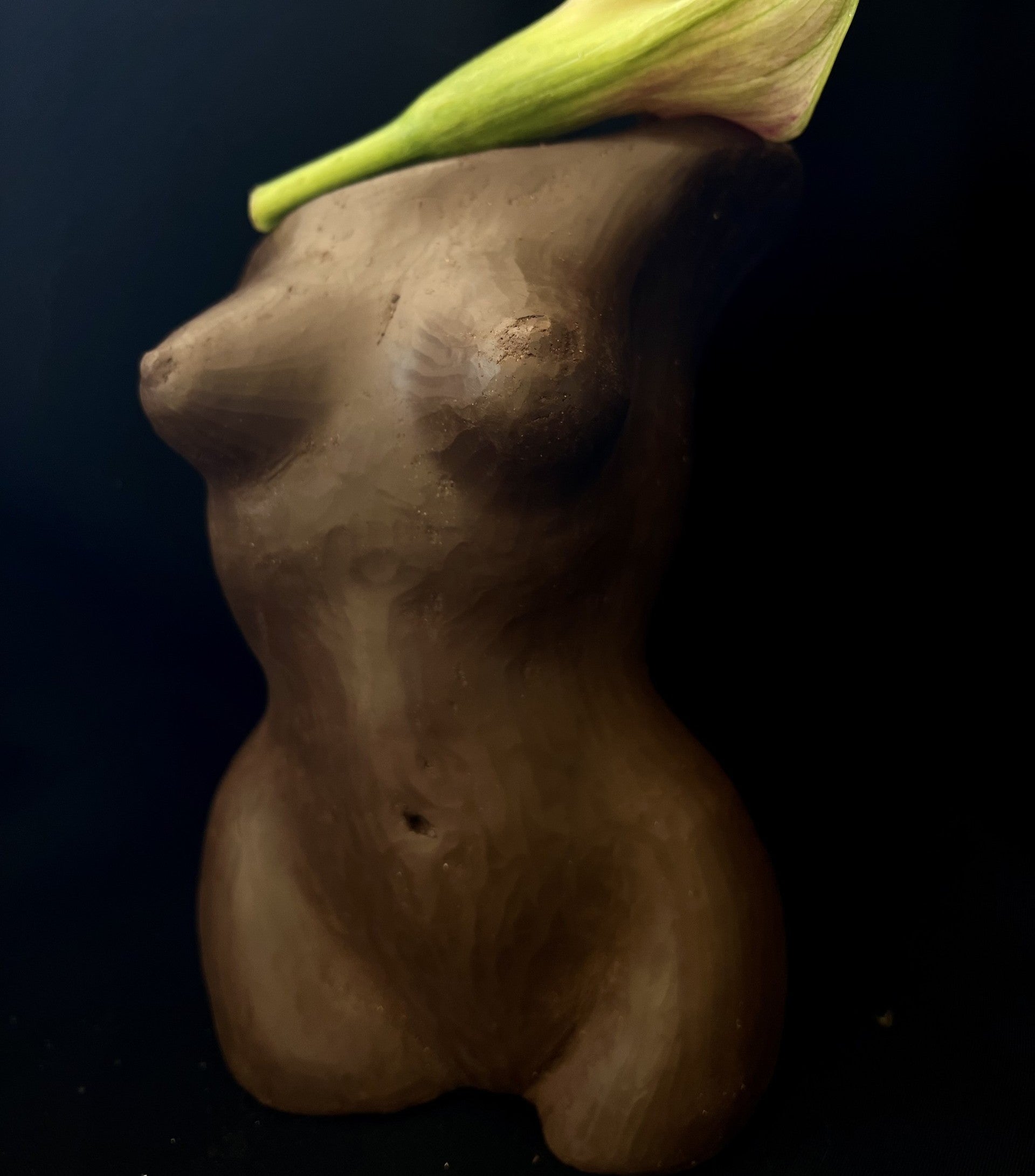 Grace, skulptur / vas i svart lera, glaserad