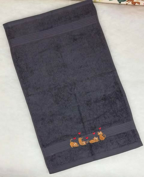 Frottéhandduk med brodyr "katter på rad"