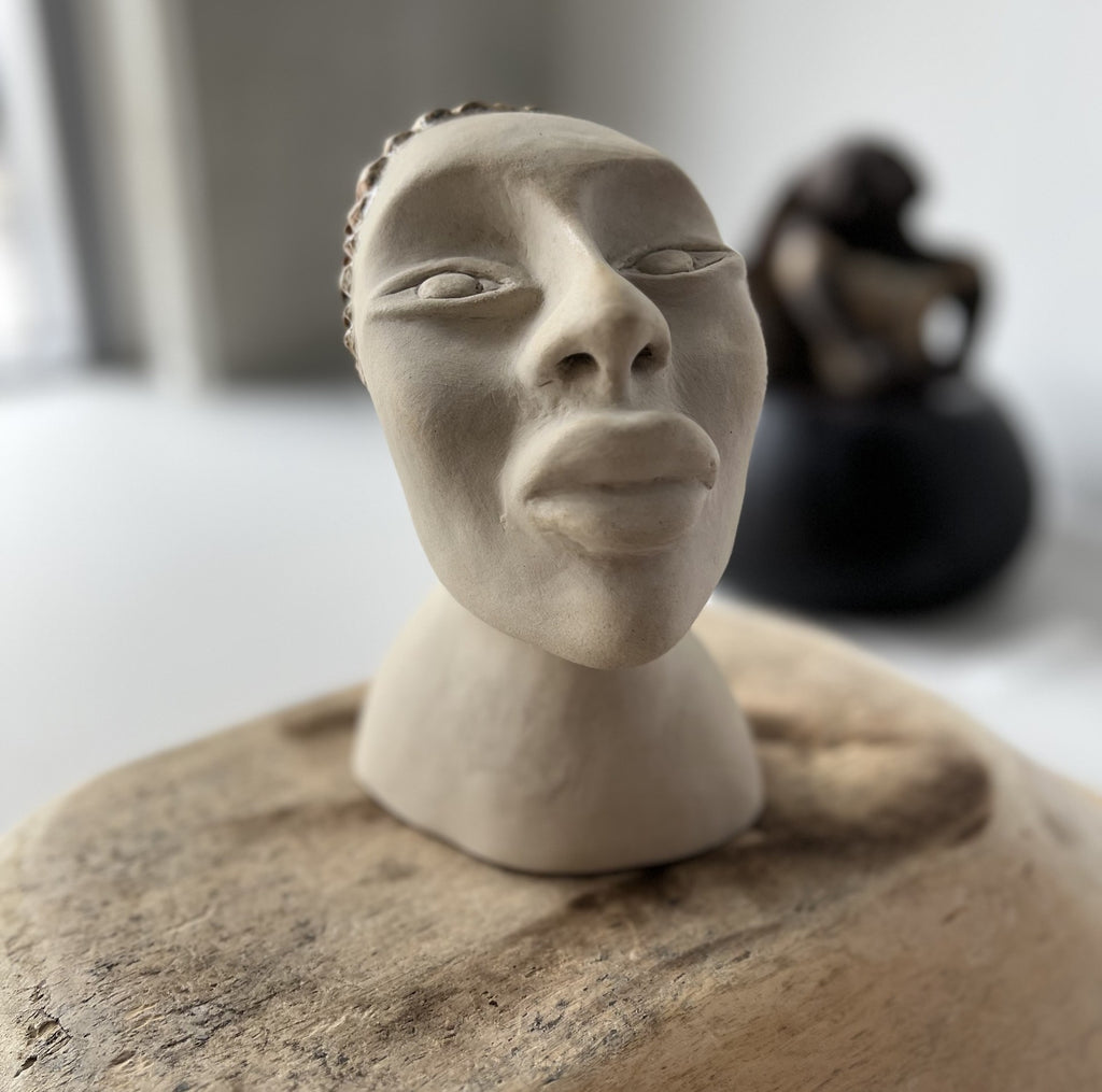 The Queen, skulptur i vit lera, glaserad