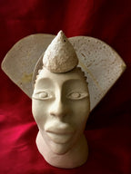 The Queen, skulptur i vit lera, glaserad