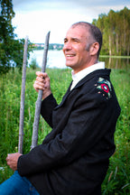 Lupin svart herrkavaj med kurbitsbrodering på axlarna.