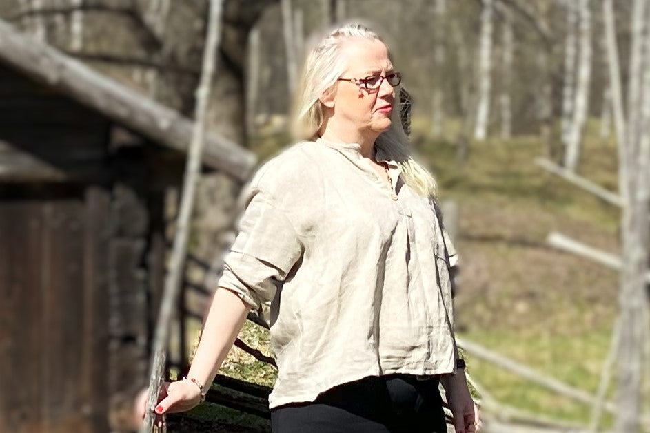 Vallmo, kort rak skjortmodell i 100 % linnetyg.