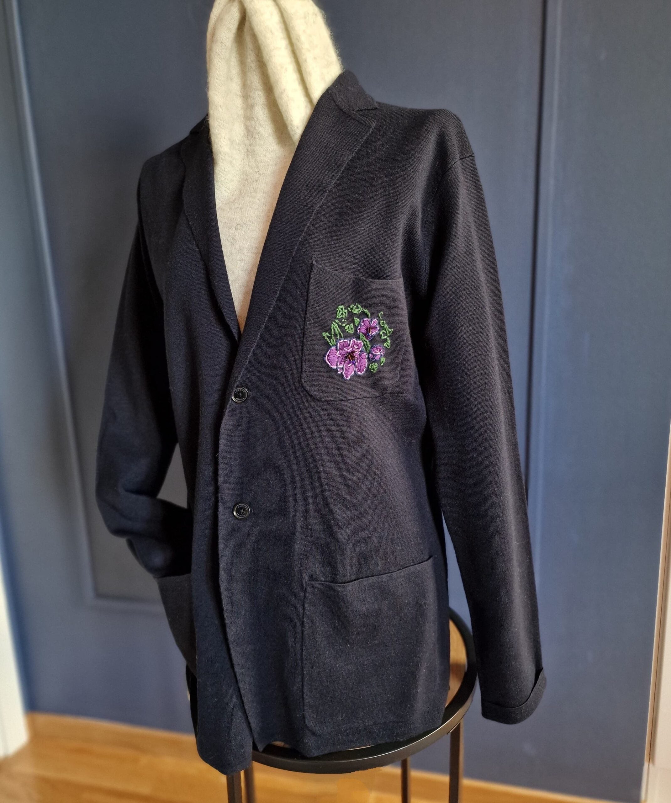 Embroidered navy relaxed blazer