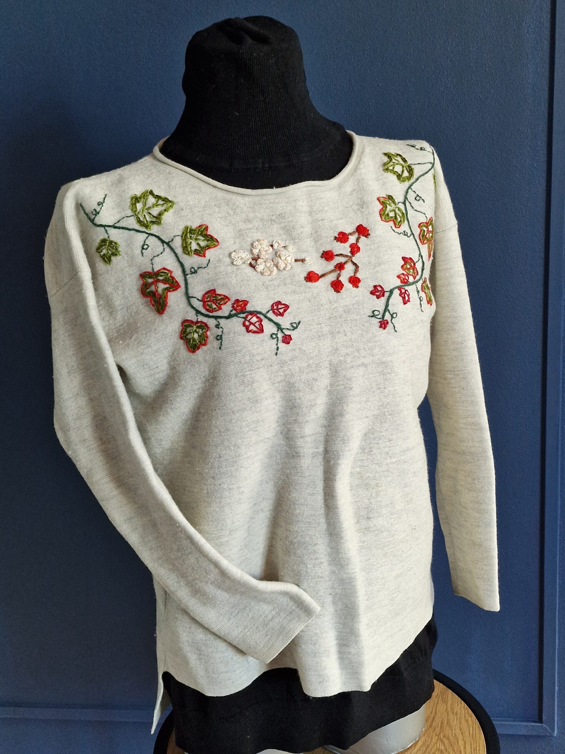 Embroidered white jumper