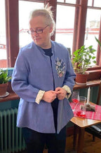 Sippa, en figursydd linnejacka finns i vitt och dalablått