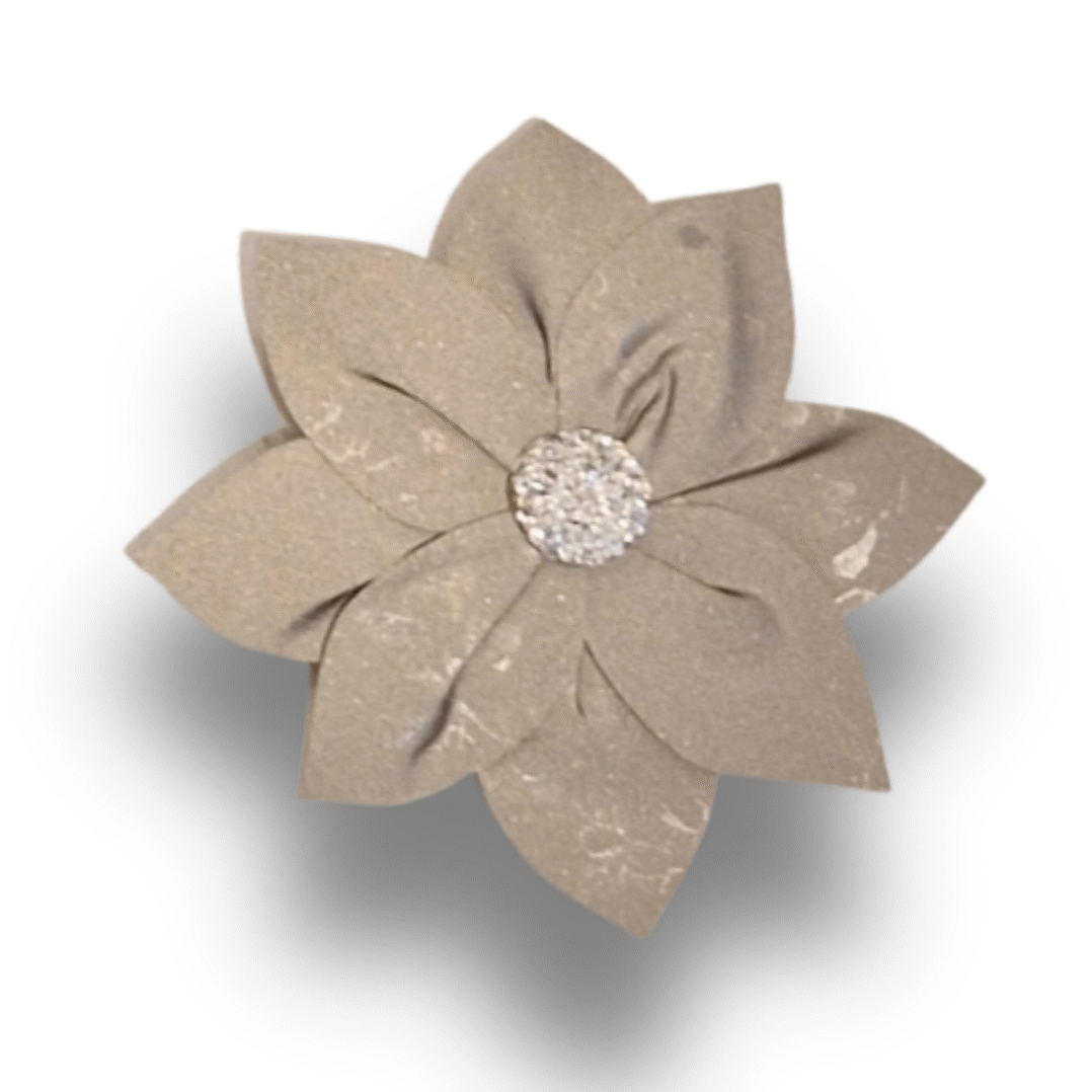 Reflexbrosch silvrig blomma