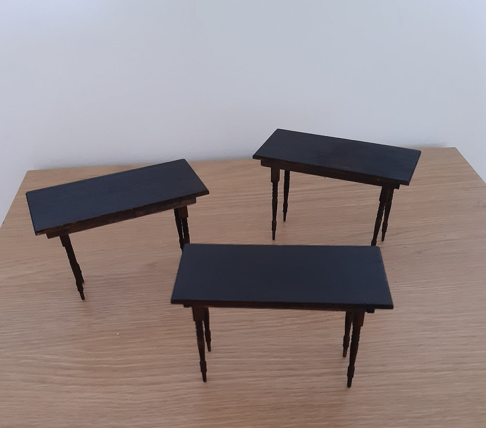 Miniatyrmöbler: fyrkantiga bord, skala 1:12