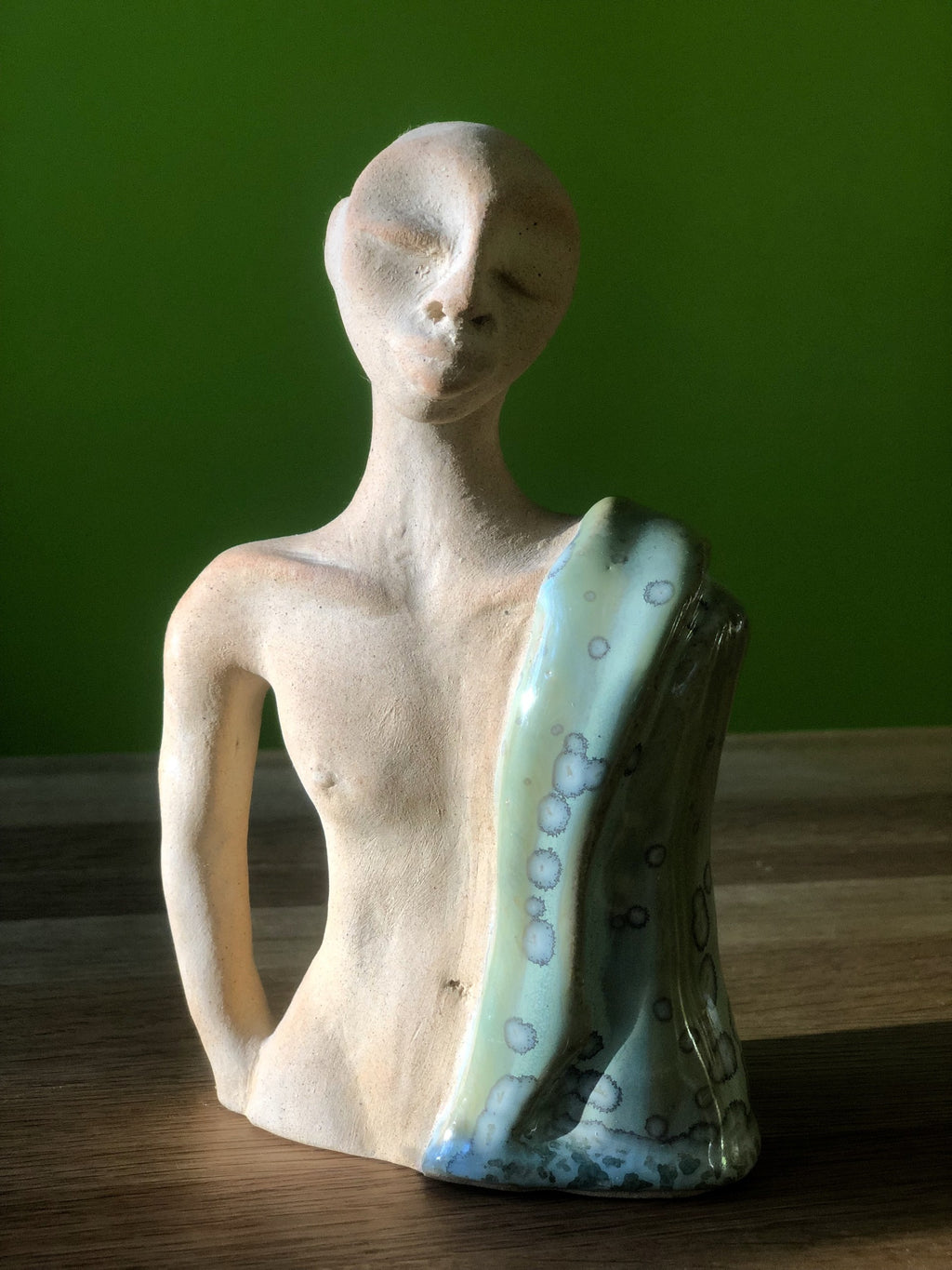 Dreaming Gigolo, skulptur i gul lera, glaserad