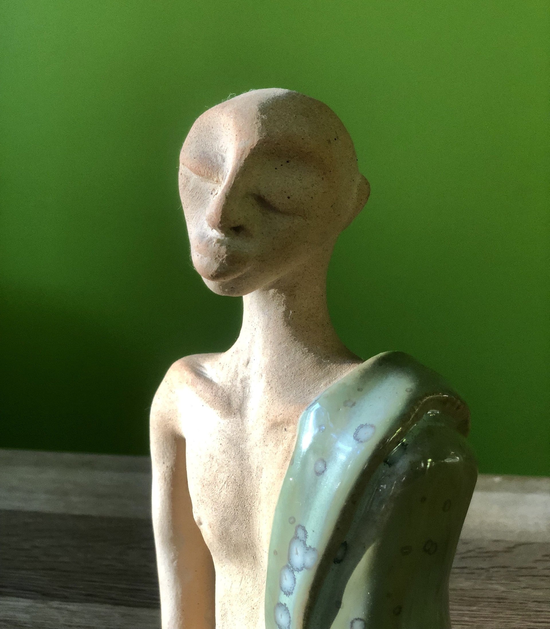 Dreaming Gigolo, skulptur i gul lera, glaserad