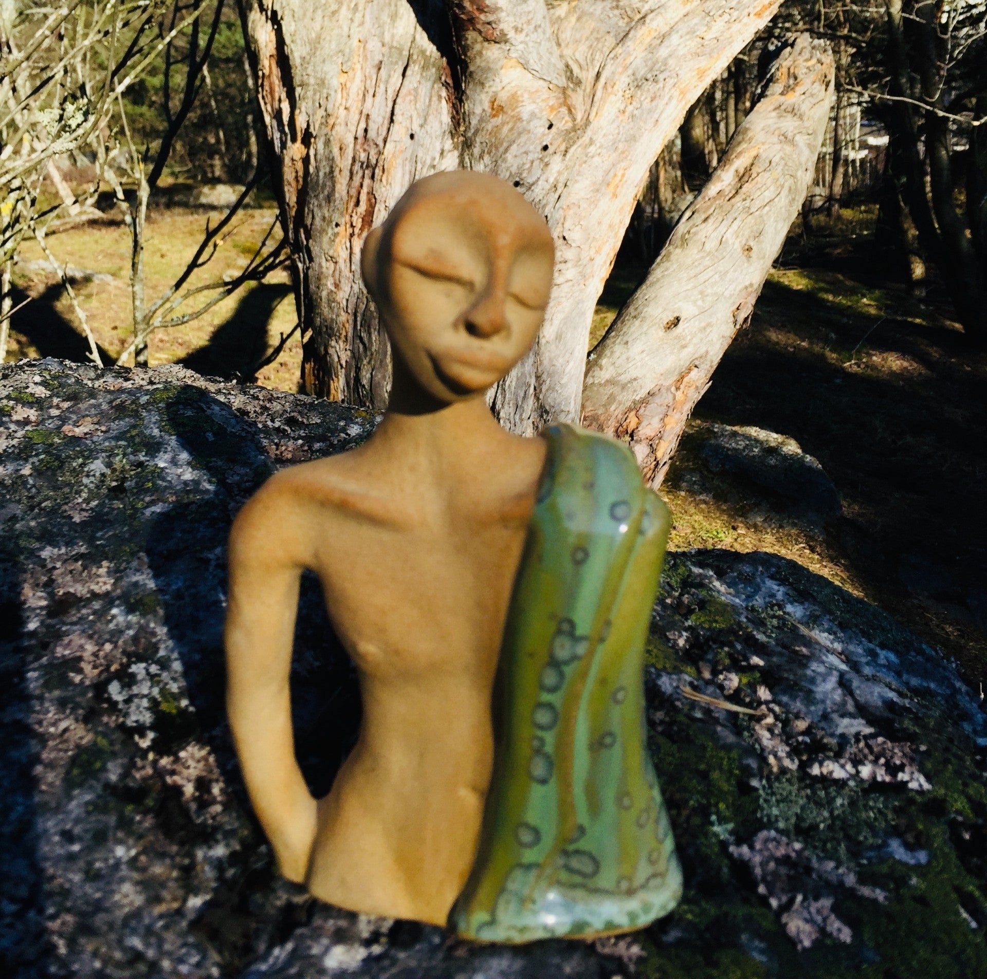 Dreaming Gigolo, skulptur i gul lera, glaserad