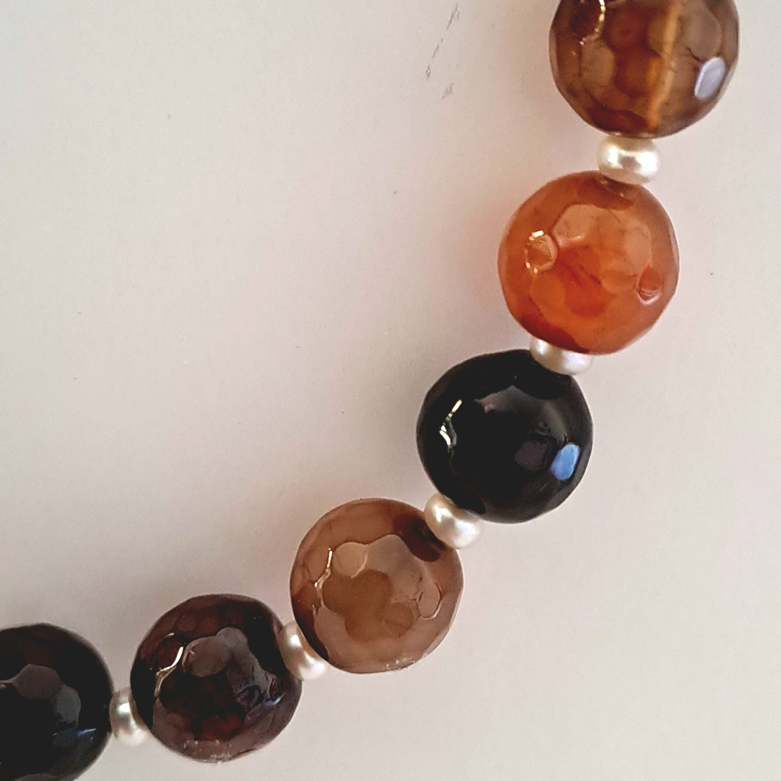 Halsband pärlor och agat