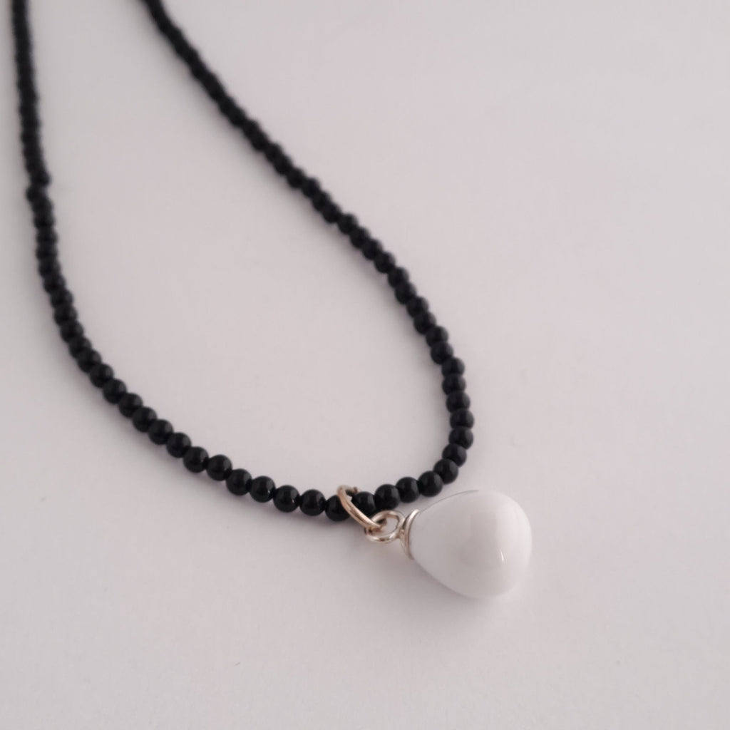 Halsband svart och vit onyx