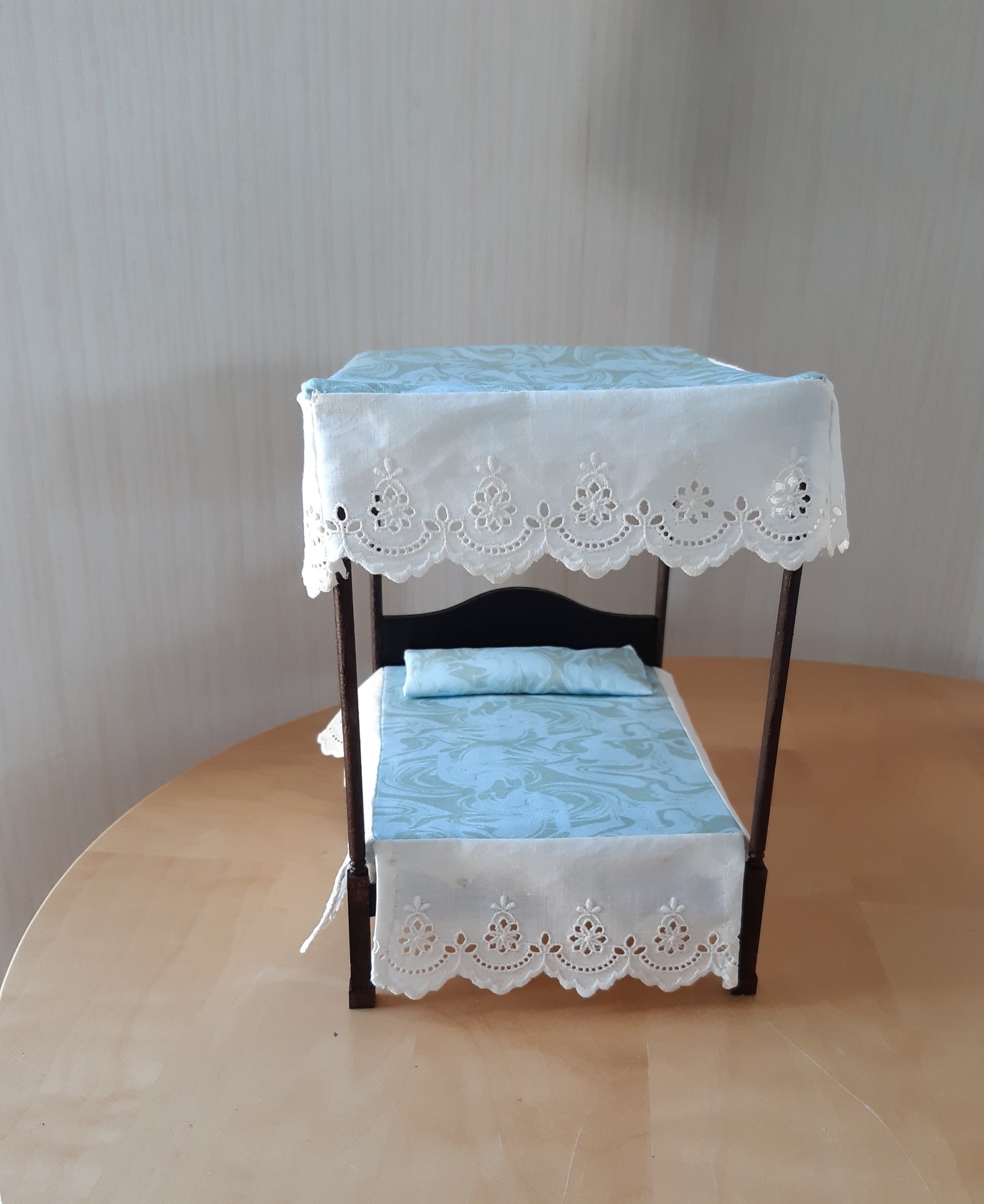 Miniatyrmöbel: Chippendale himmelsäng, skala 1:12