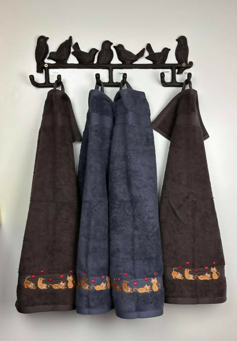 Frottéhandduk med brodyr "katter på rad"