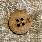 Lilja, beige linnejacka i rakmodell.