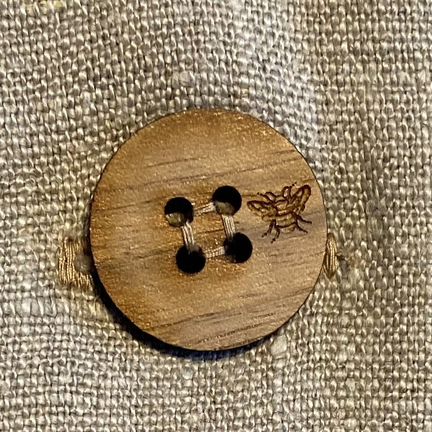 Lilja, beige linnejacka i rakmodell.