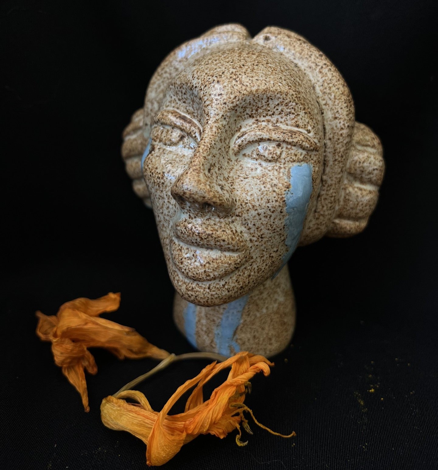 La LIorona, Skulptur i grå lava, glaserad